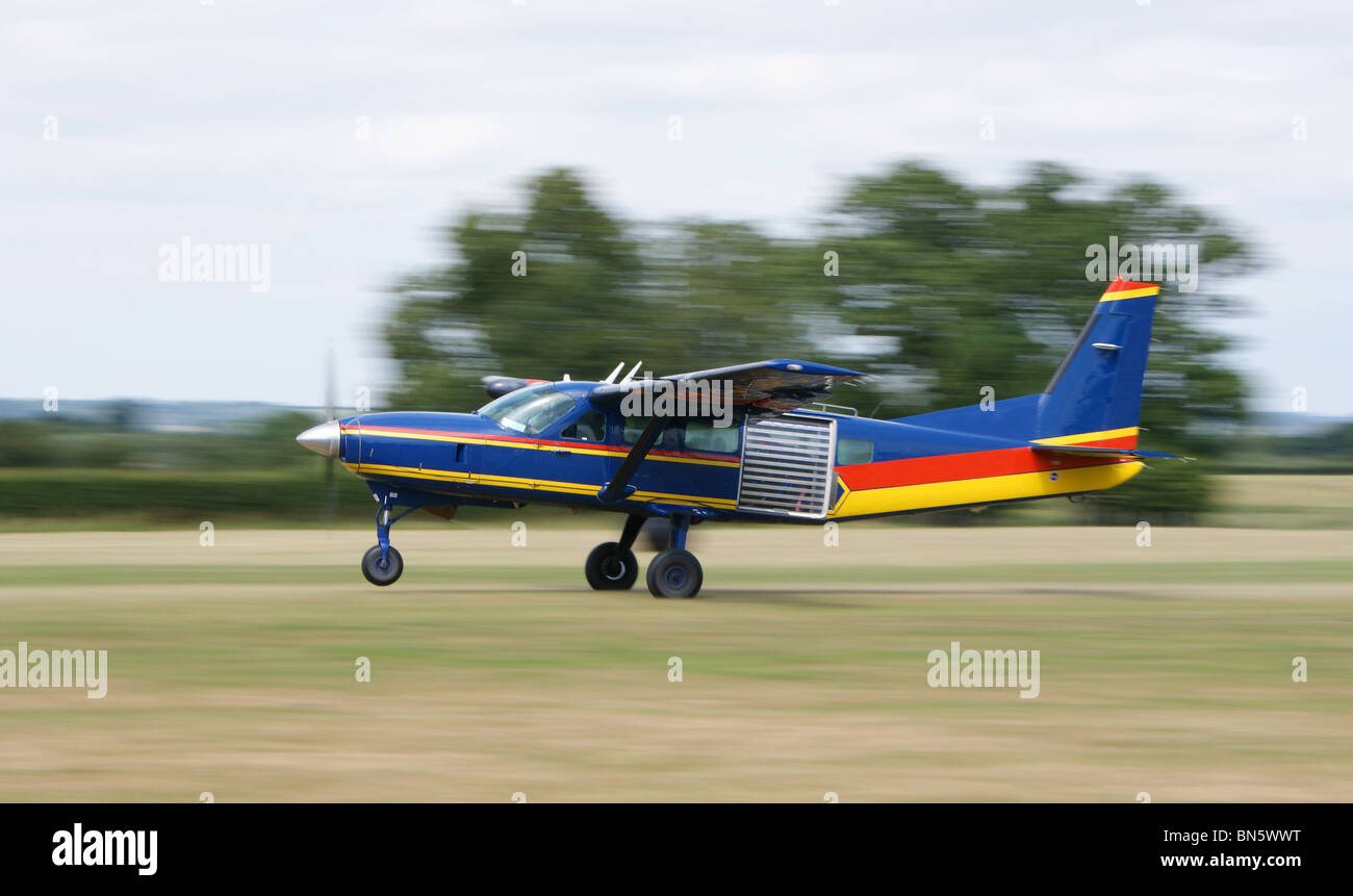 Un Cessna 208 Caravan aereo in fase di decollo da un aeroporto in Kent, Regno Unito. Foto Stock