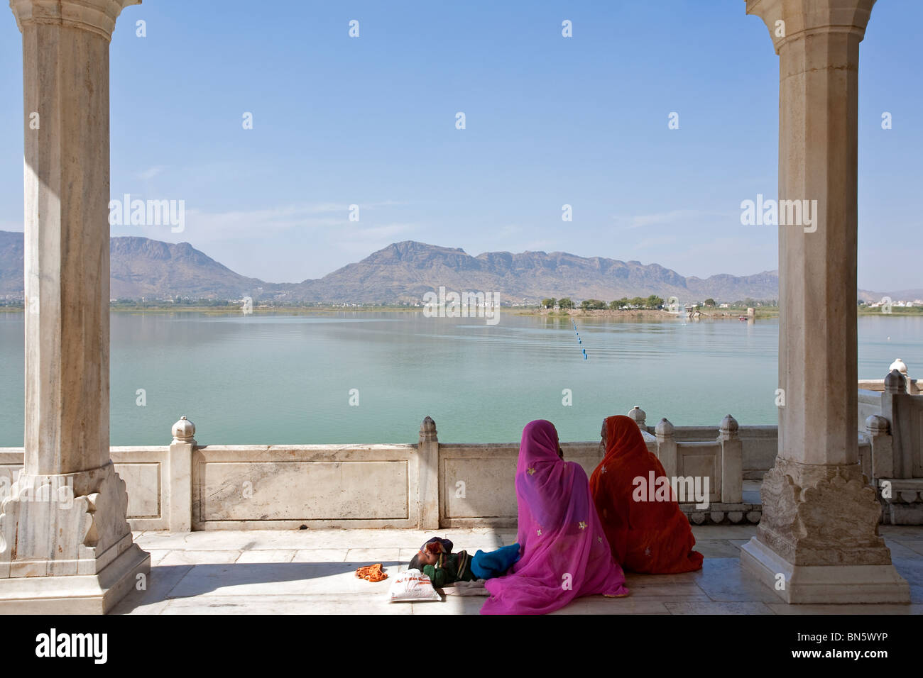 Le donne indiane contemplando Ana Sagar Lago. Ajmer. Il Rajasthan. India Foto Stock