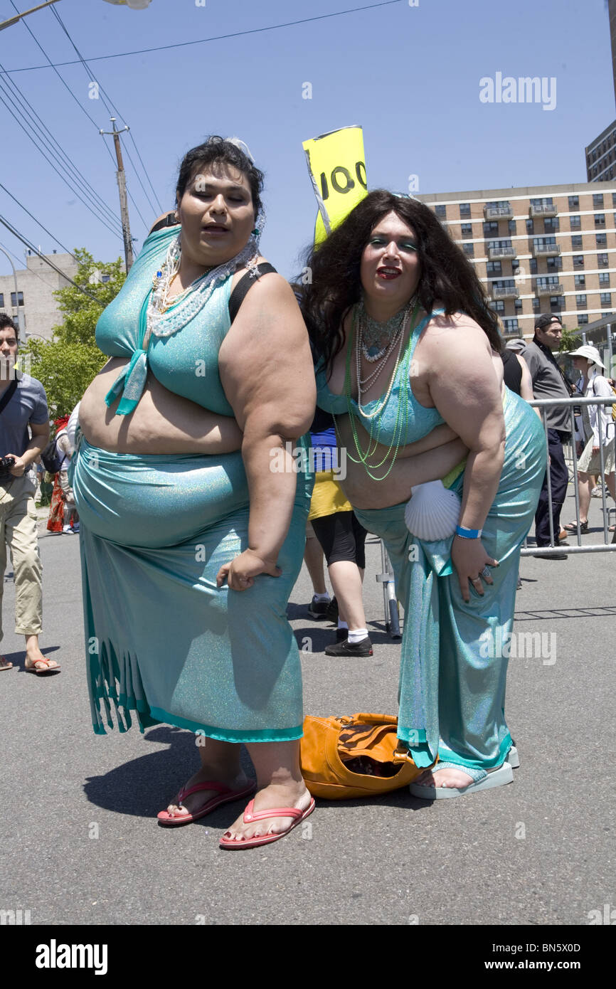 2010: il popolo di tutte le forme e dimensioni consentono di aprire ufficialmente estate a Coney Island da marciare nel bilancio annuale Mermaid Parade. Foto Stock