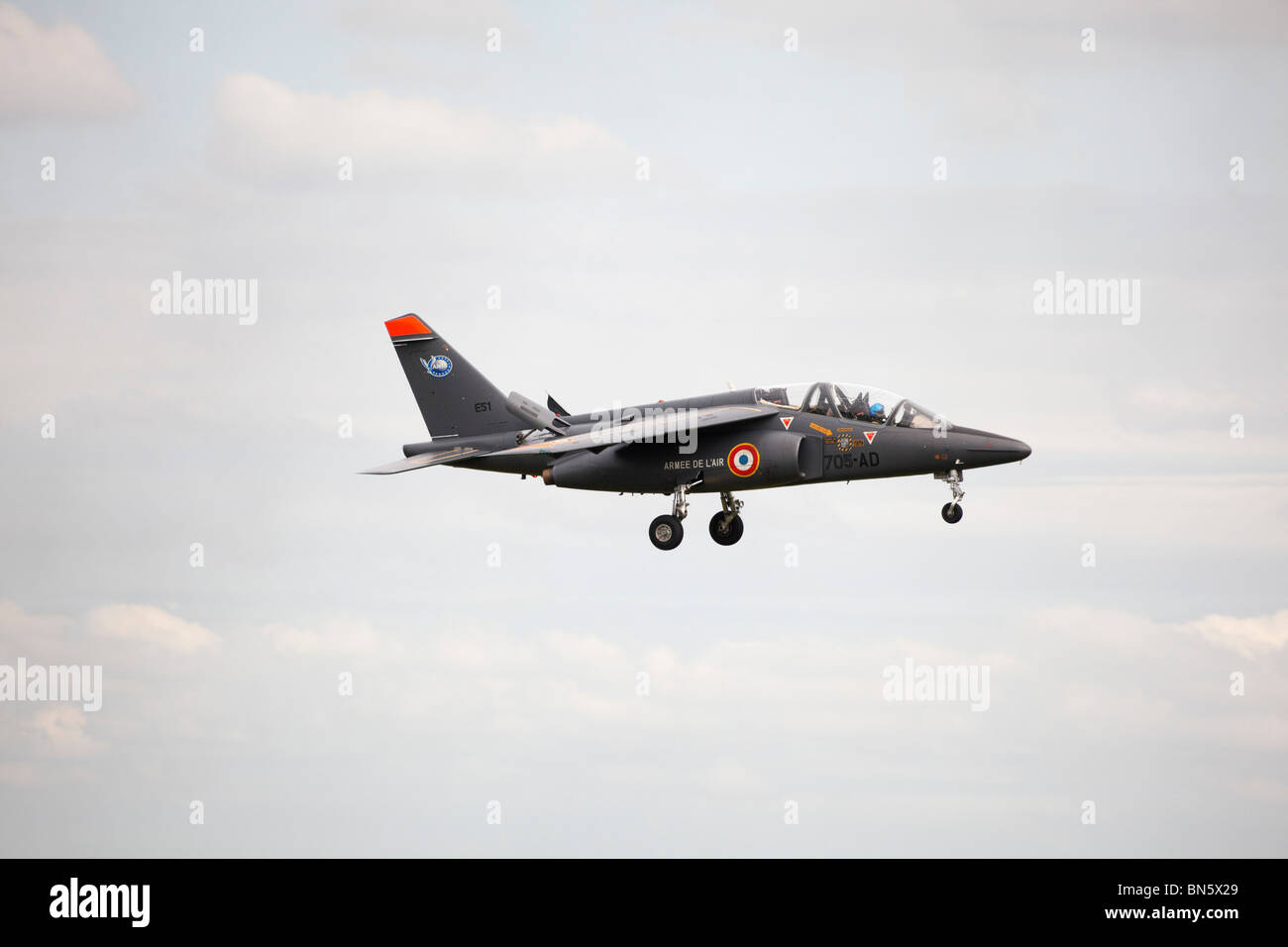 Il francese Armée de L'aria Alphajet sull approccio per RAF Waddington Airshow internazionale - arrivi 02 Luglio 2010 Foto Stock