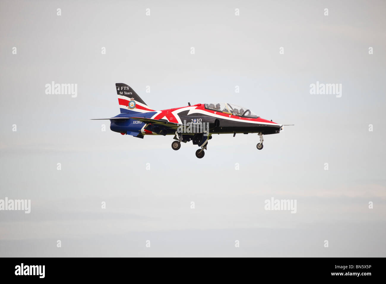 BAE Hawk trainer di No4 FTS nel quarantesimo anniversario schema colori sulla rotta di avvicinamento a RAF Waddington Airshow internazionale - arrivi 02 Foto Stock