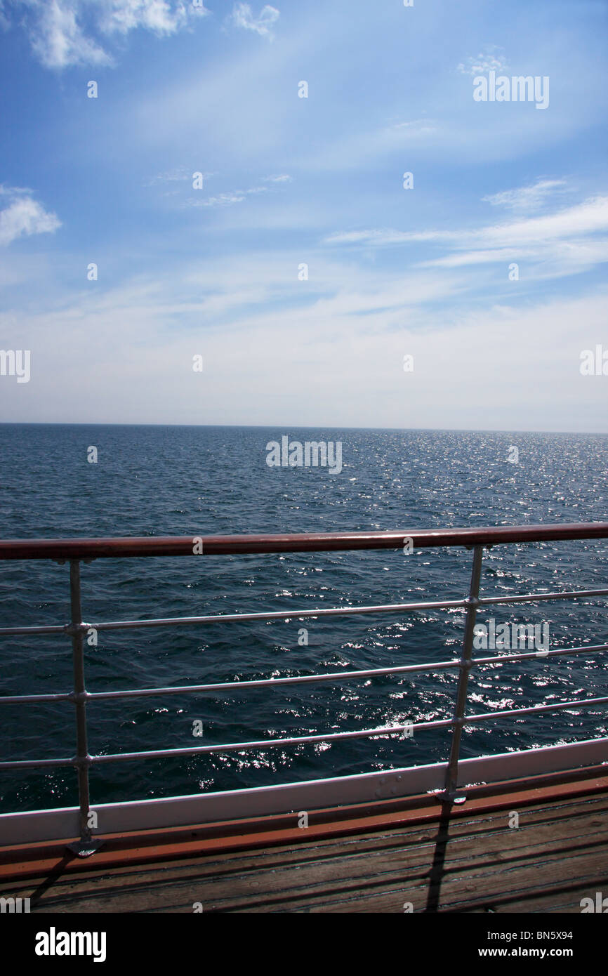 Il blu del cielo e del mare dal ponte della nave, con ringhiere in primo piano. Foto Stock