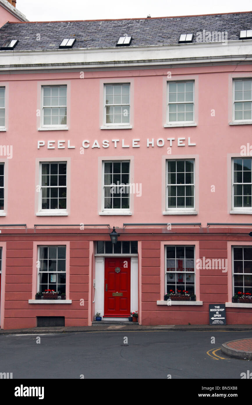 L'ex Peel Castle Hotel a Peel, Isola di Man, ora convertito in appartamenti. Foto Stock
