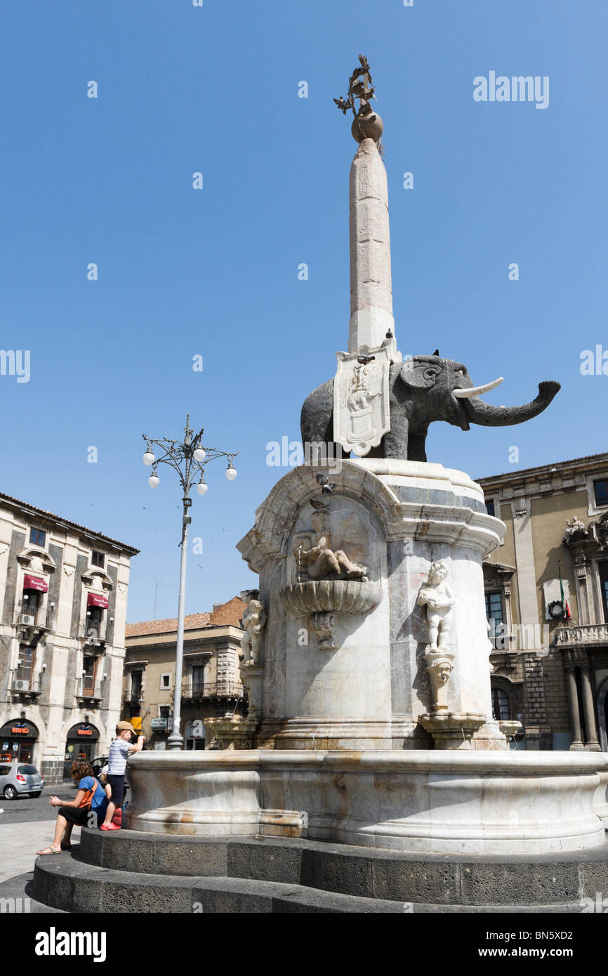 Statua di un elefante di lava (simbolo della città), Piazza del Duomo, Catania, costa Sud Orientale, Sicilia, Italia Foto Stock