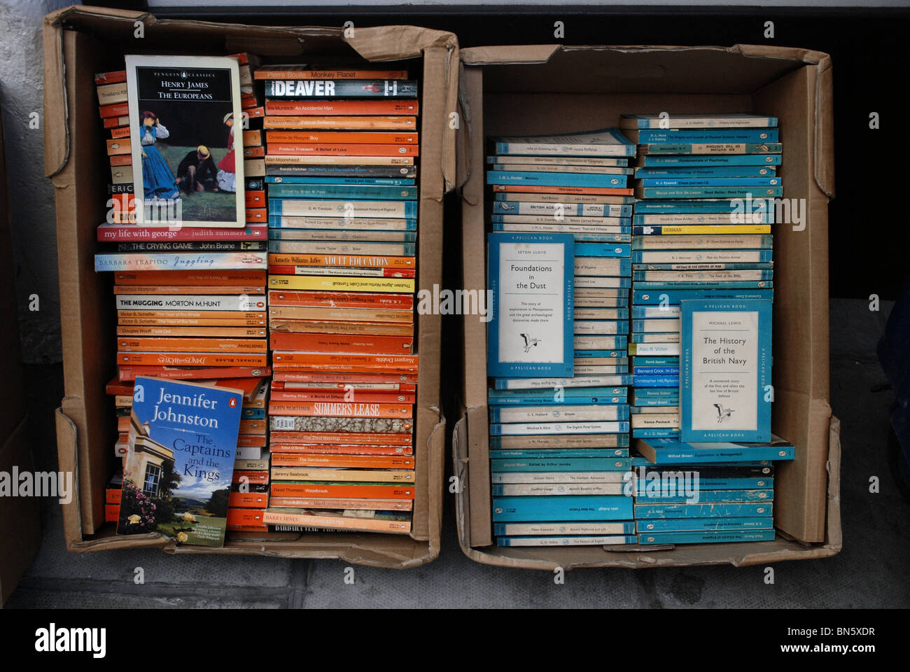 Pinguino e Pelican paperback a una frantumazione bookshop di Edimburgo. Foto Stock