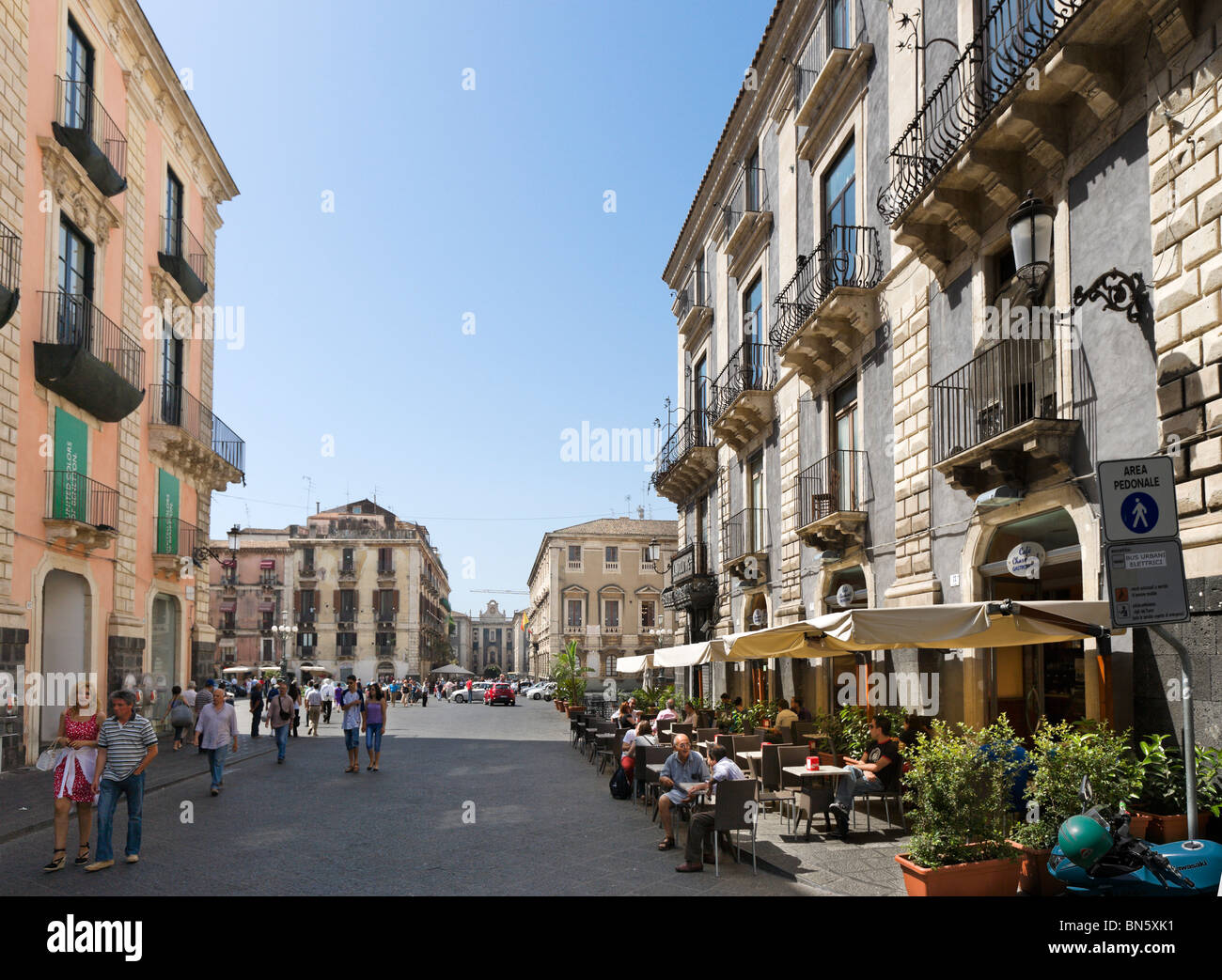 Pavement Cafe nel centro della città di Catania, costa Sud Orientale, Sicilia, Italia Foto Stock