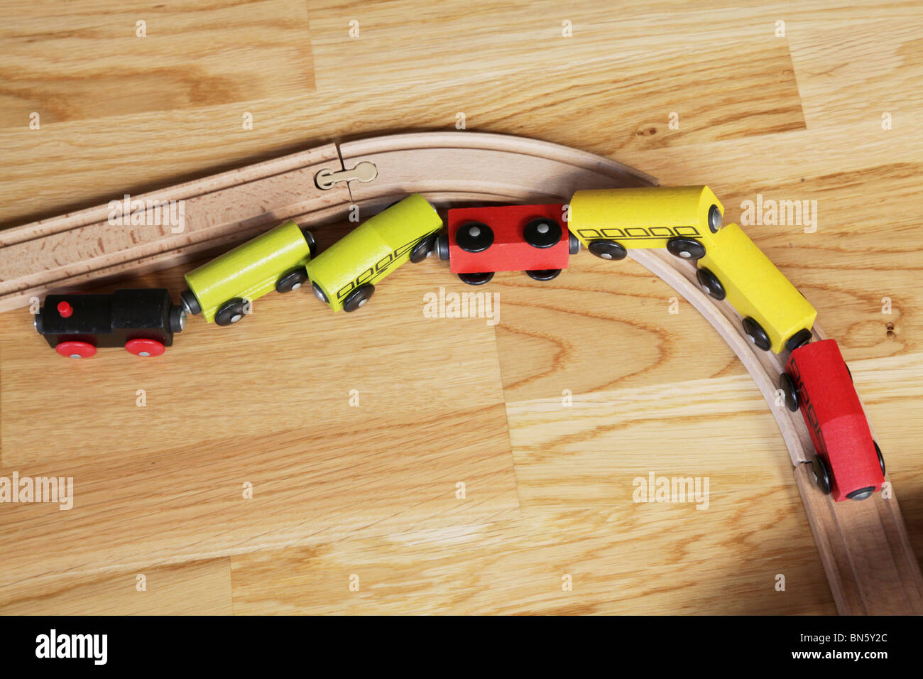 Tradizionale in legno treno impostato a sinistra da bambino a casa guardando come un incidente Foto Stock