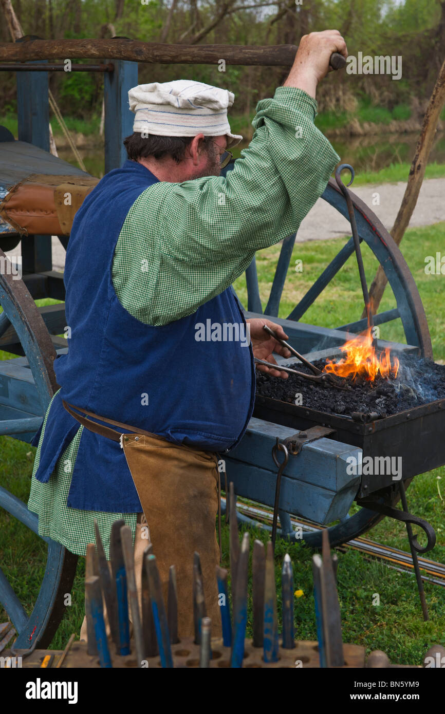 Tulip Time festival olandese Olanda Michigan negli Stati Uniti fabbro olandese del XVIII secolo vestito in costume tradizionale al lavoro durante la fiera fieristica ad alta risoluzione Foto Stock
