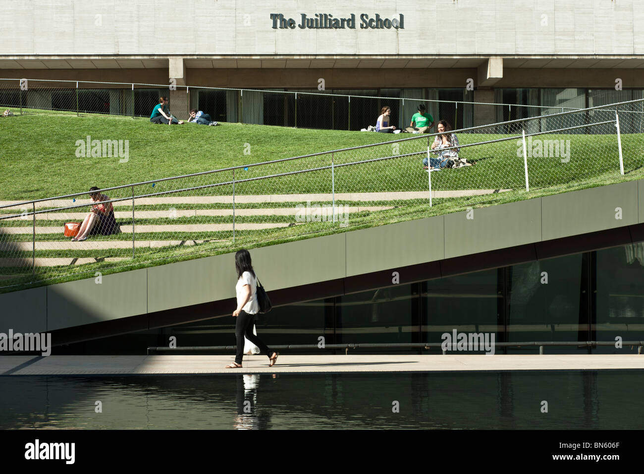 Ritorto erba inclinato il tetto del nuovo ristorante presso il Lincoln Center di New York City serve come pubblico parco tascabile Foto Stock