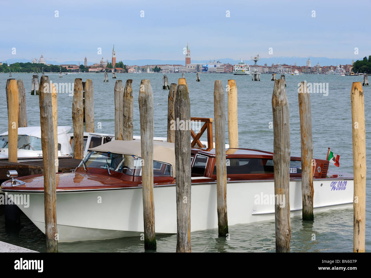 Barche ormeggiate sulla Riviera Santa Maria Elisabetta al Lido di Venezia Foto Stock