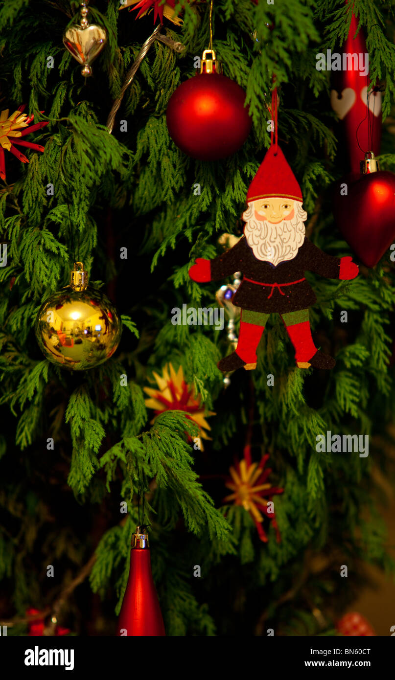 Decorazione di Natale con Babbo Natale e baubles su albero Foto Stock