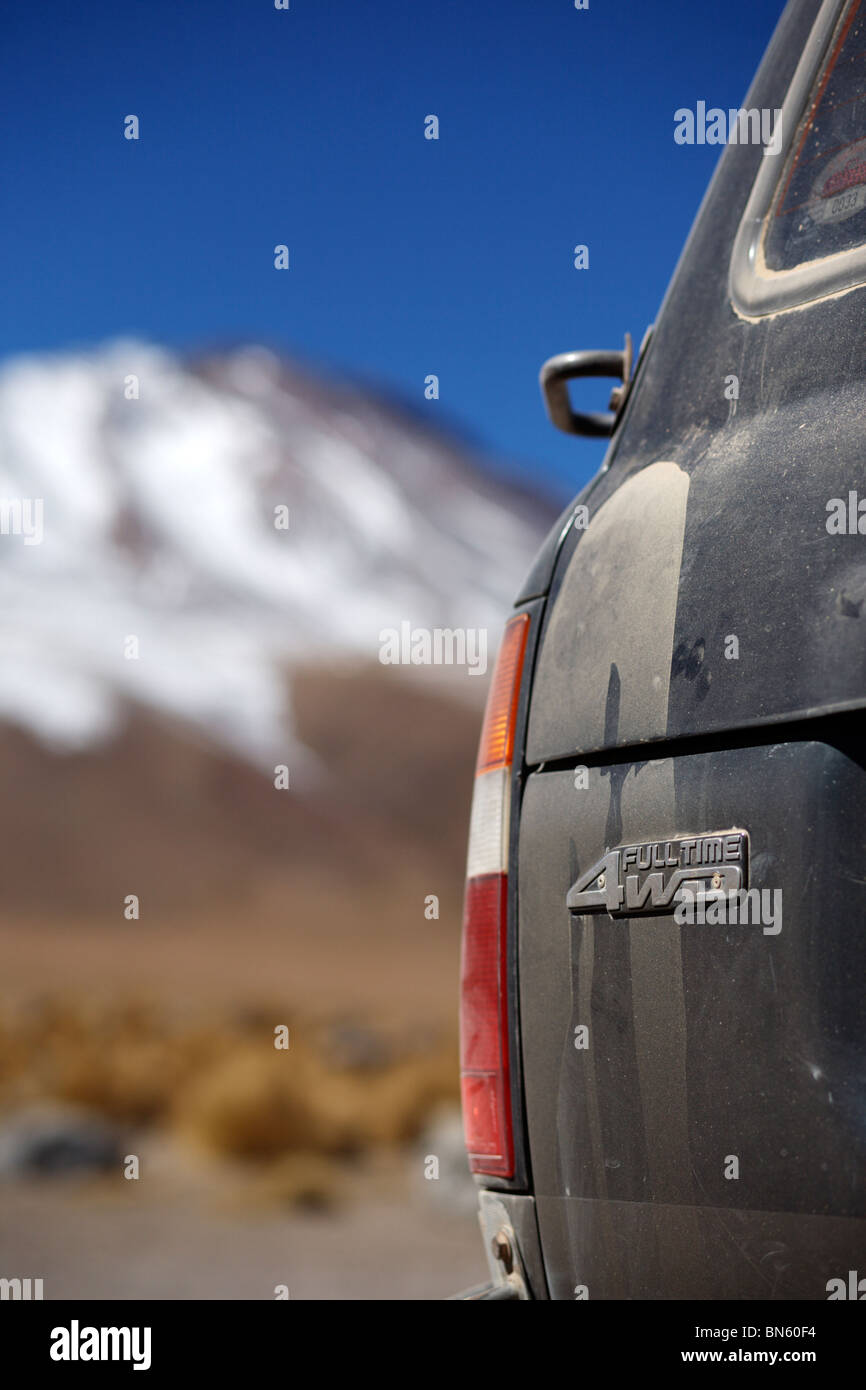 Un 4WD Toyota Landcruiser jeep attraversa la altiplano meridionale deserto in Bolivia Foto Stock