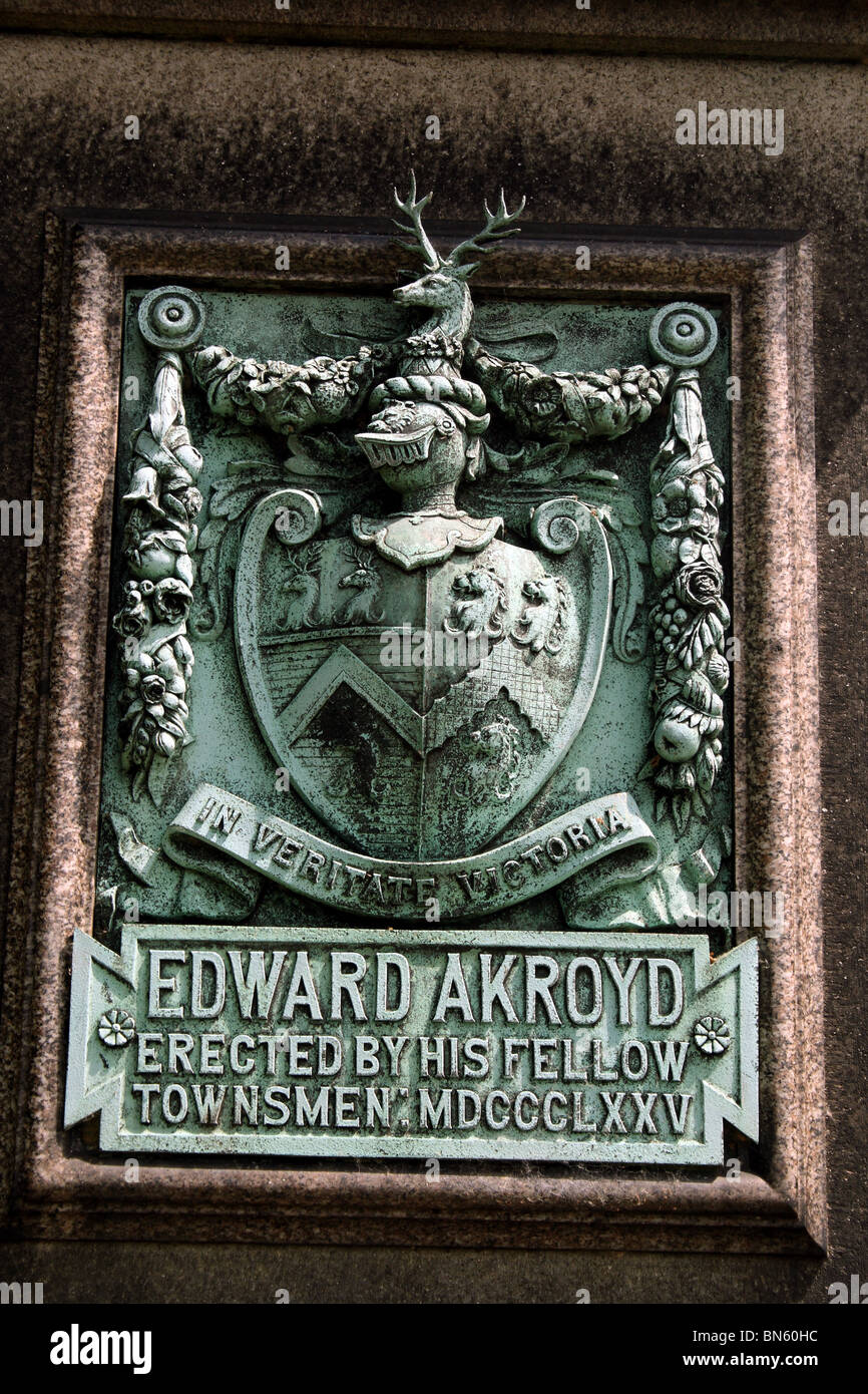 Edward Akroyd di Halifax nel quartiere di Calderdale Yorkshire dettagli della statua di bronzo scultura in rilievo su zoccolo Foto Stock