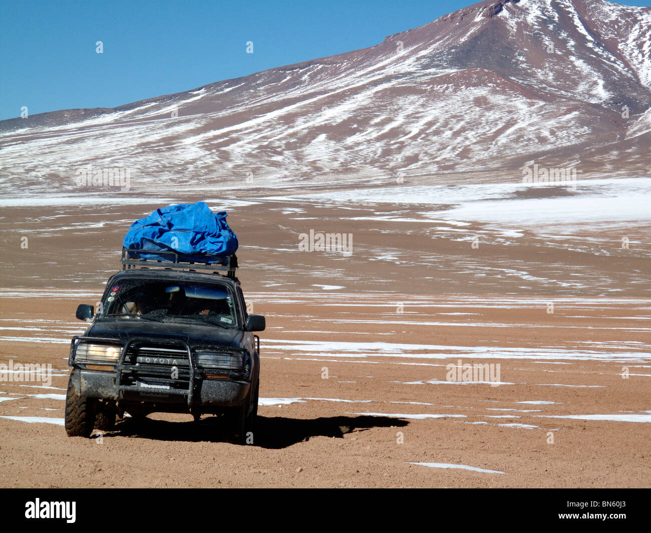 Un 4WD Toyota Landcruiser jeep attraversa la altiplano meridionale deserto in Bolivia Foto Stock