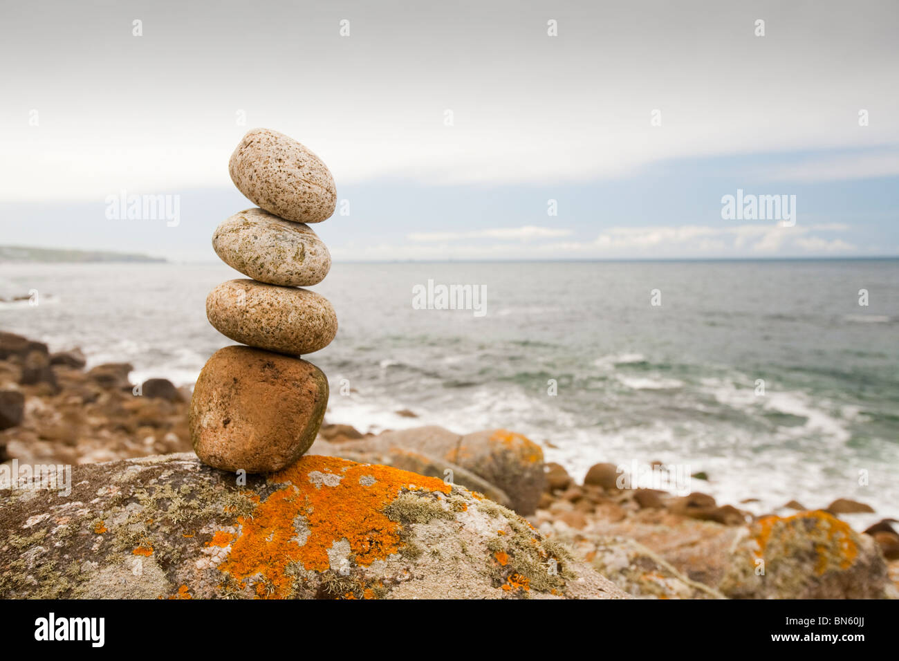 Ciottoli di granito equilibrato sul Cornish Coast vicino Sennen, UK. Foto Stock