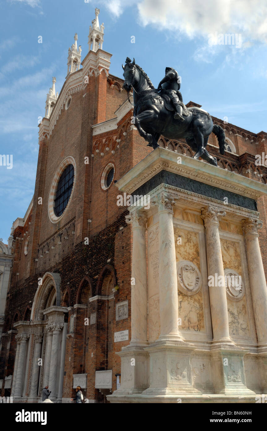 Chiesa dei Santi Giovanni e Paolo e la statua equestre di Bartolomeo Colleoni nel Castello, Venezia Foto Stock