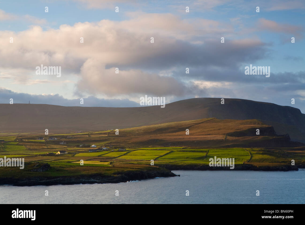 Drammatico paesaggio costiero vicino a Portmagee, Co. Kerry, Irlanda Foto Stock