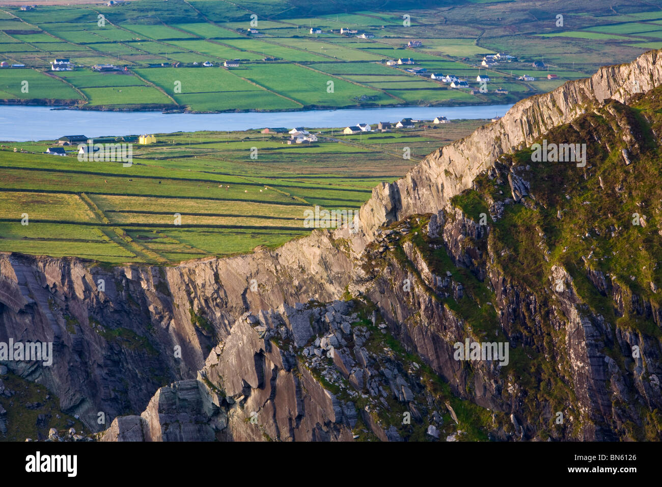 Drammatico paesaggio costiero vicino all' isola Valentia, Co. Kerry, Irlanda Foto Stock