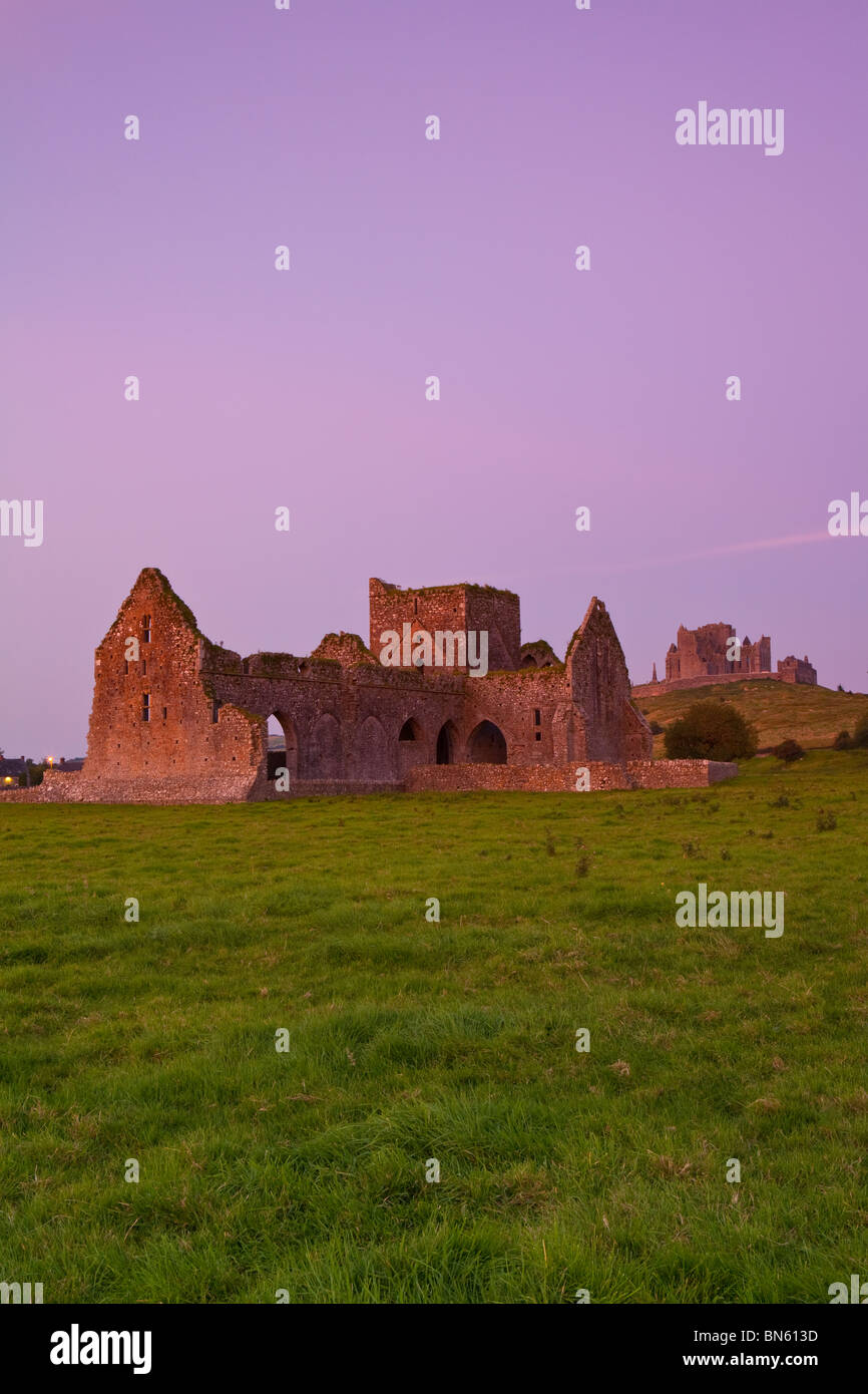 Il crepuscolo scende su Hore Abbey & la Rocca di Cashel, Cashel, Tipperary, minore Shannon, Irlanda Foto Stock