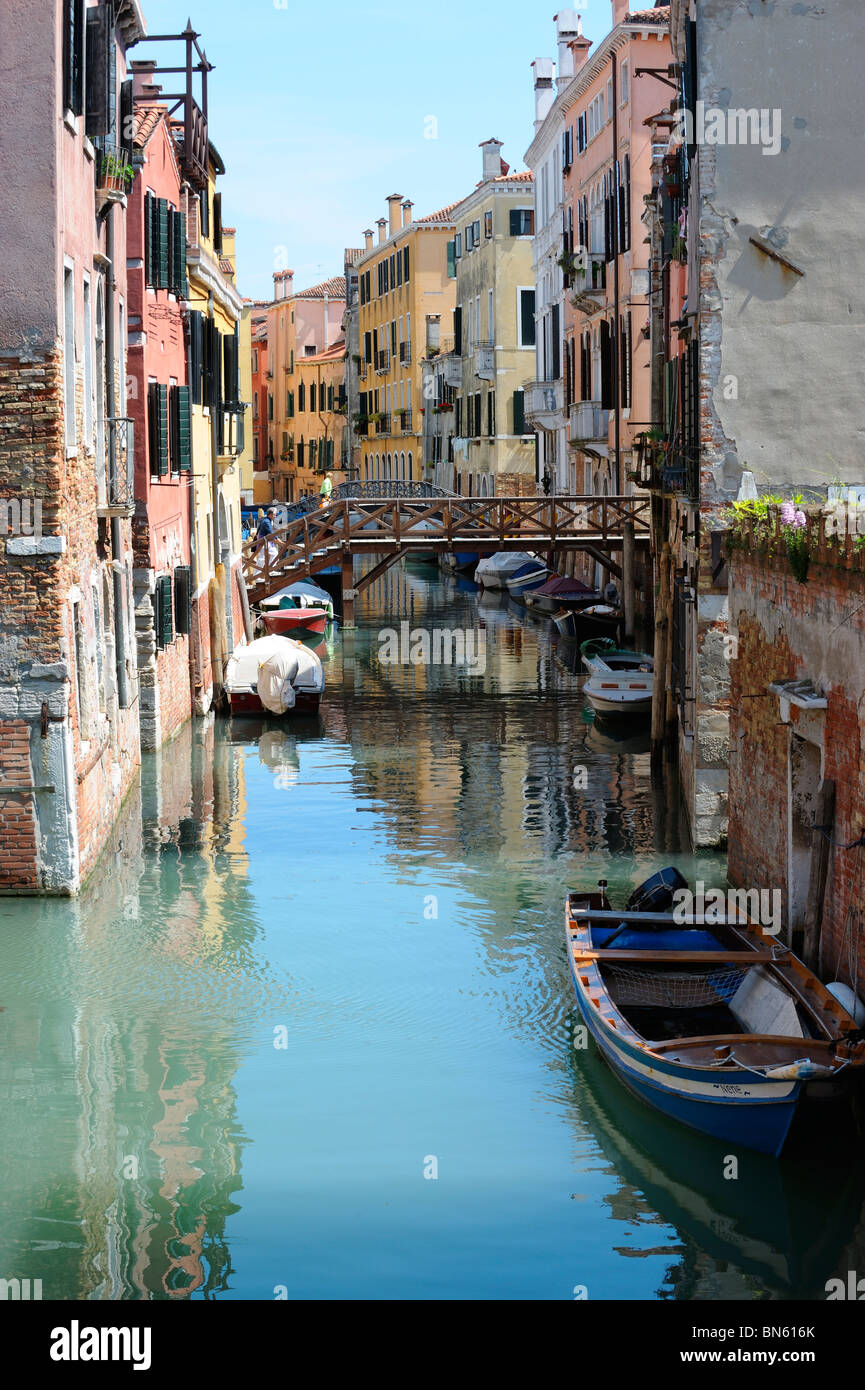 Un canale nel sestiere di Canneregio, Venezia Foto Stock