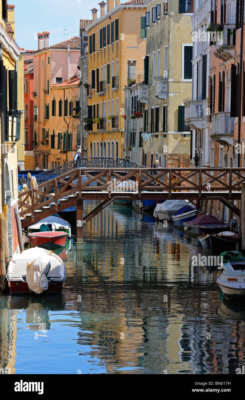 Un canale nel sestiere di Canneregio, Venezia Foto Stock