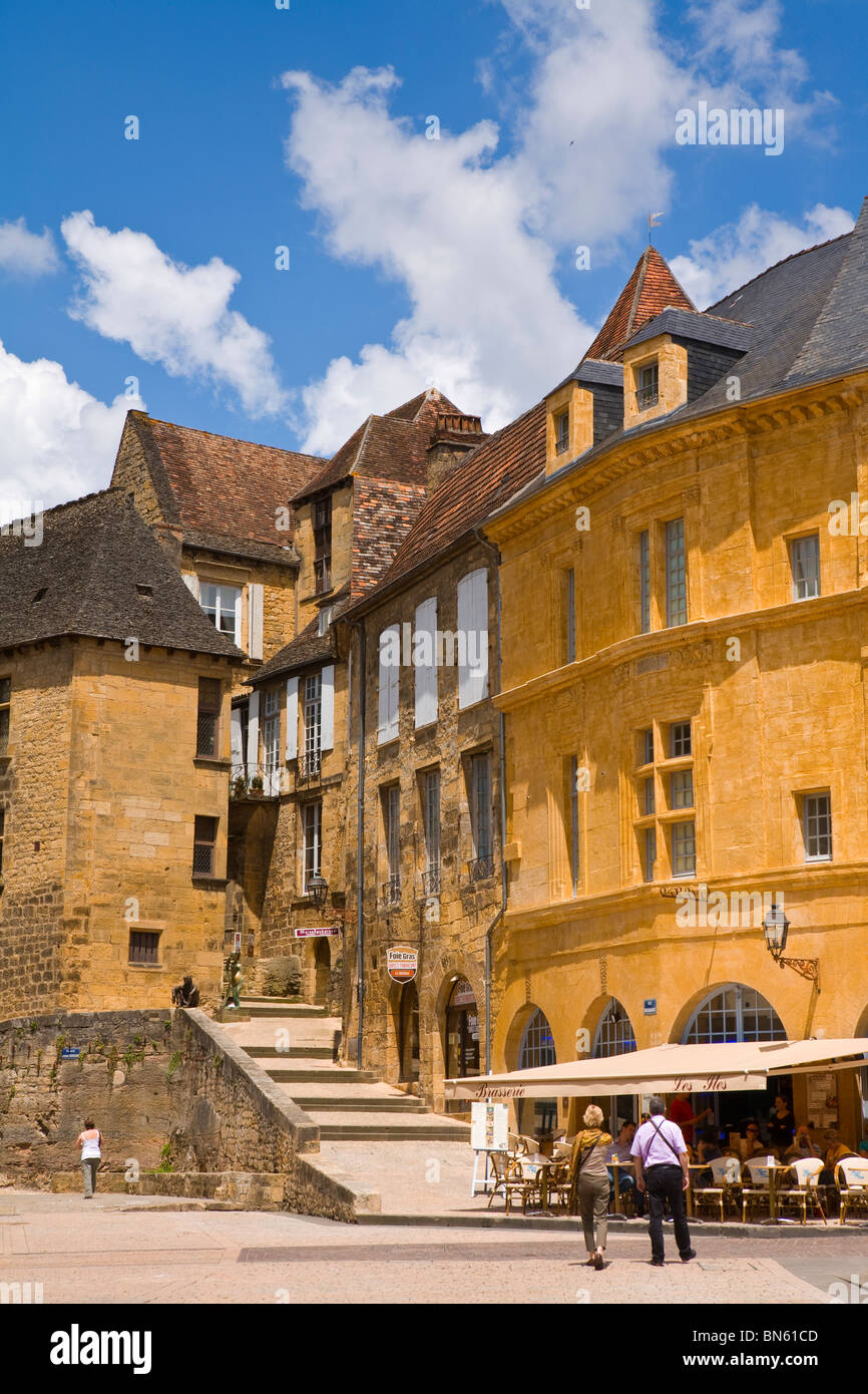 Edifici del periodo nella suggestiva piazza centrale, Sarlat, Dordogne, Francia Foto Stock