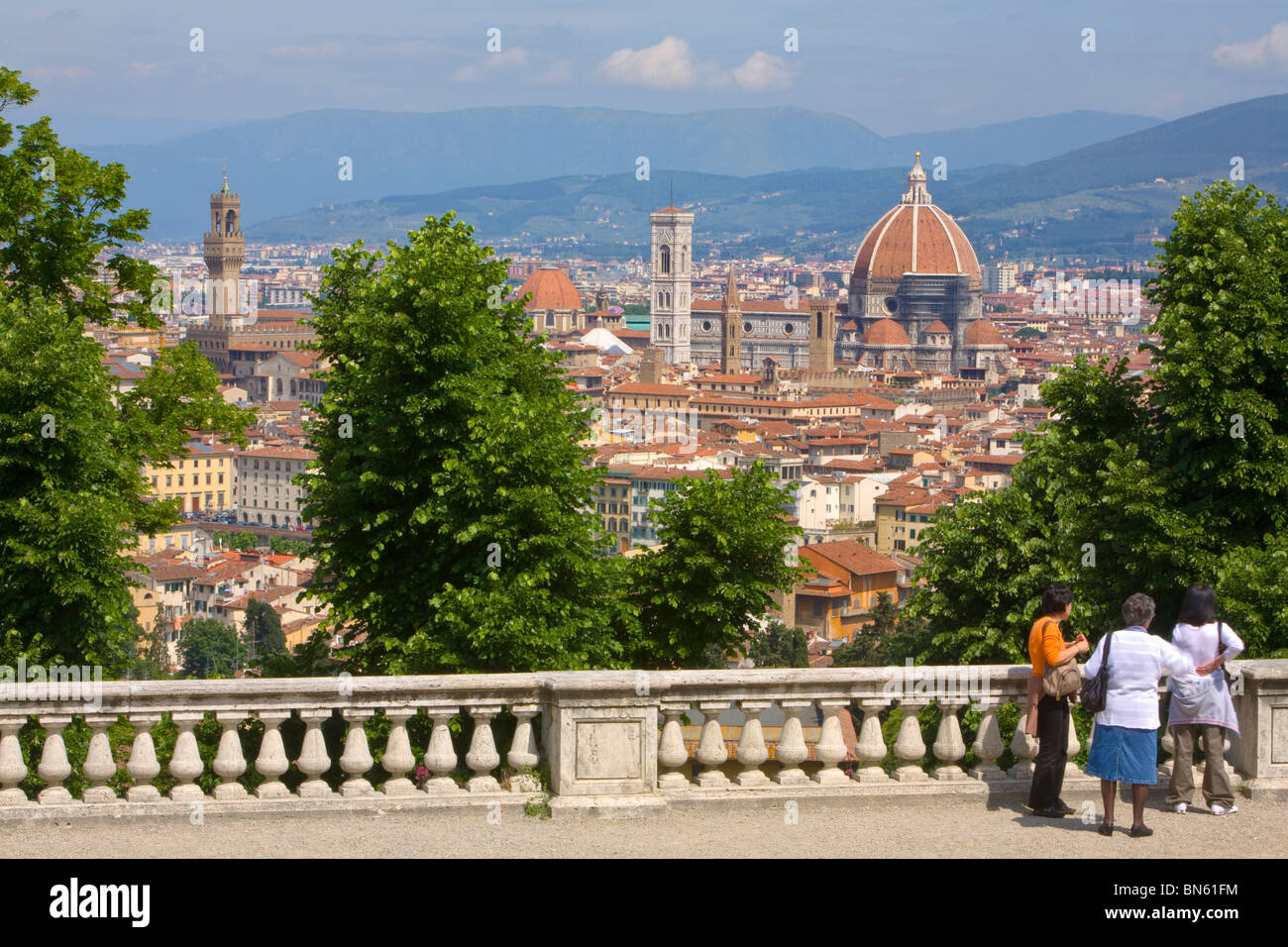 Vista in elevazione oltre il Duomo e Palazzo Vecchio, Firenze, Toscana, Italia Foto Stock