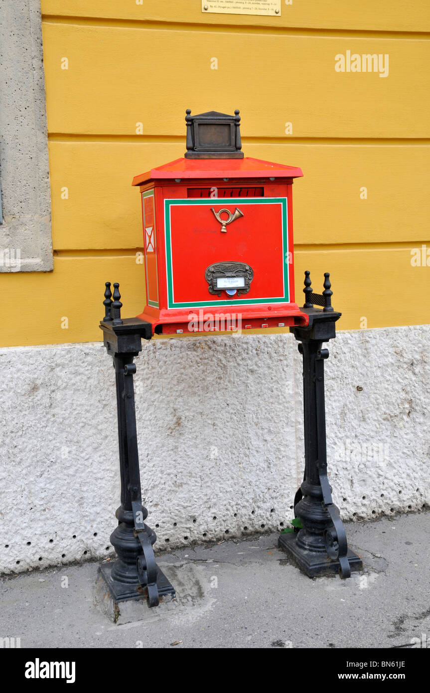 Rosso casella postale nella città vecchia,Budapest, la capitale di Ungheria, Est Europa Foto Stock