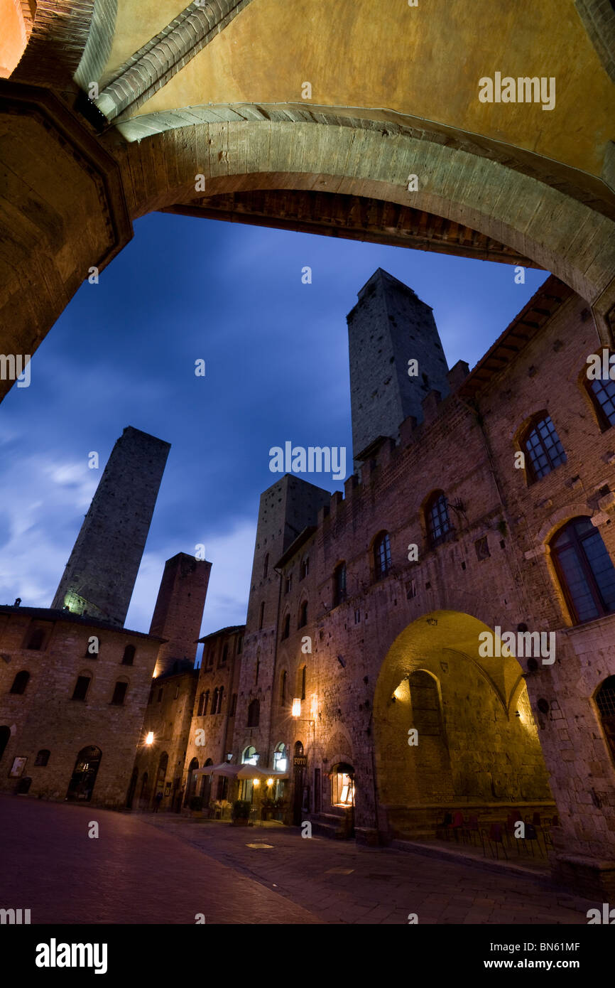 La famosa collina turrito borgo di San Gimignano, Toscana, Italia Foto Stock