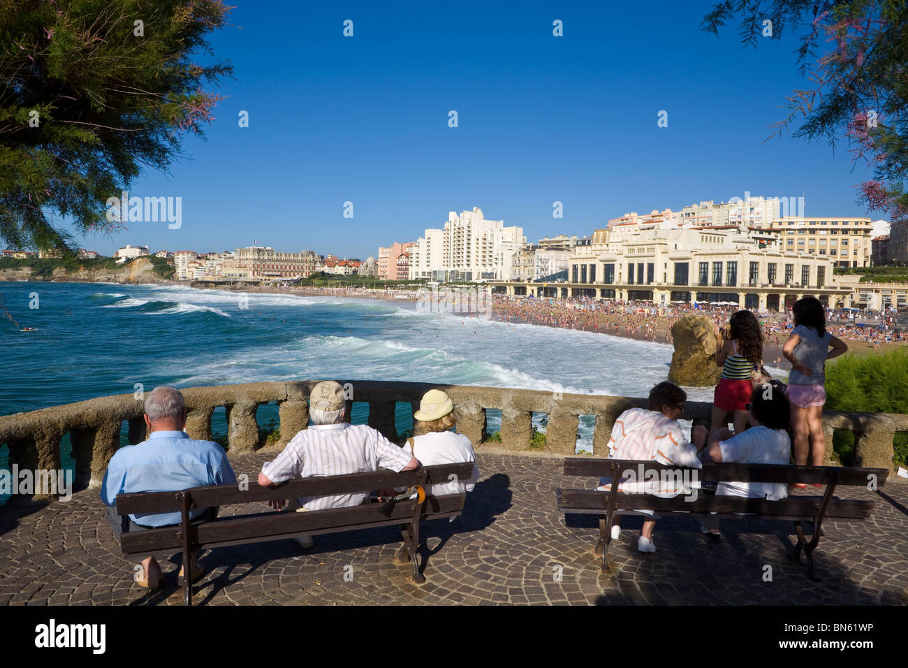 I turisti prendere in vista straordinaria che è la Grande Plage, Biarritz, Pirenei Atlantiques, Aquitaine, Francia Foto Stock