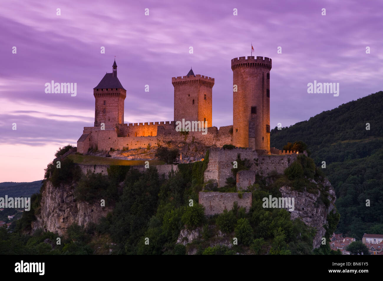 L'imponente castello di Foix accesa al crepuscolo, Foix, Ariège, Pirenei, Francia Foto Stock