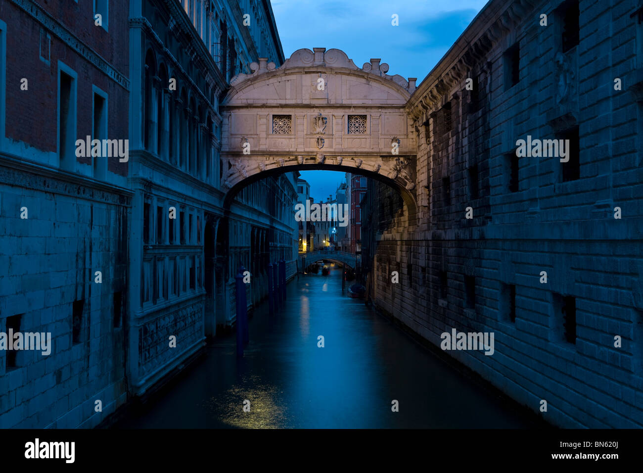 Il famoso Ponte dei Sospiri accesa al crepuscolo, Venezia, Italia Foto Stock