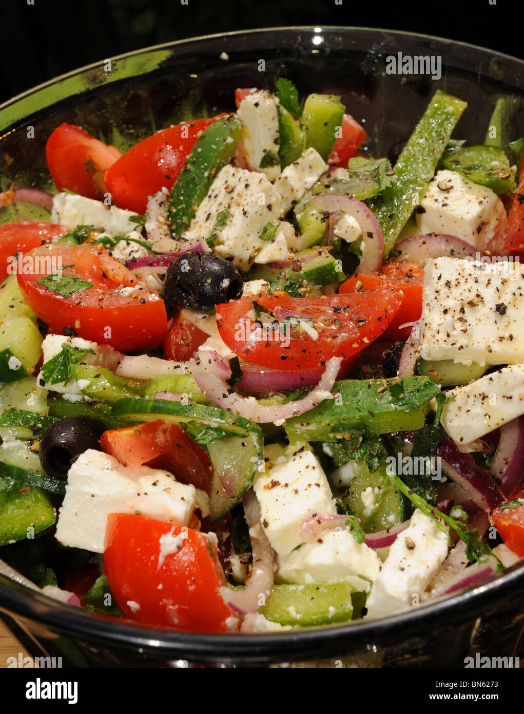 Fatta fresca insalata greca con pomodori peperoni cipolla rossa il formaggio feta e olive nere Foto Stock