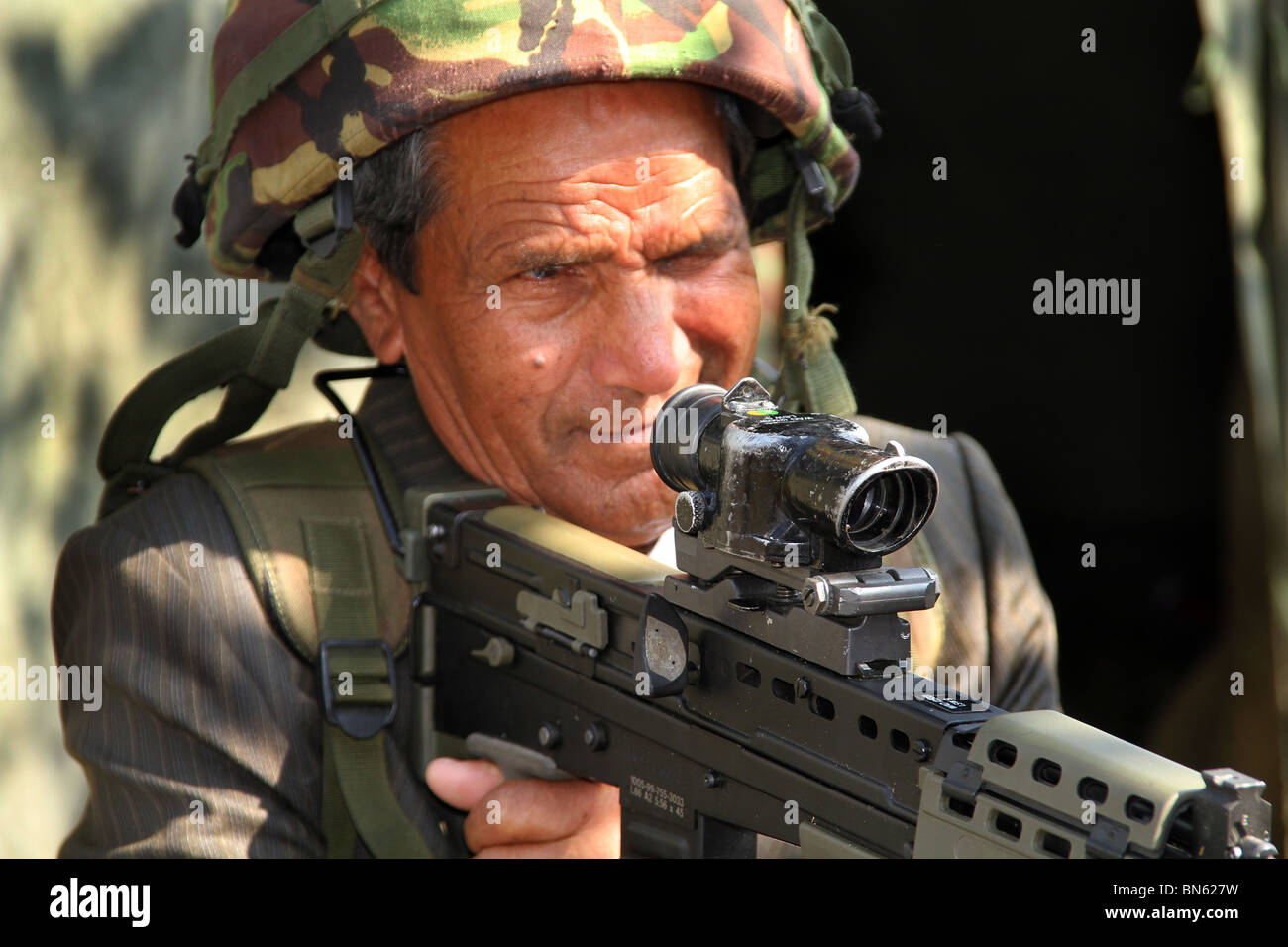Borneo veterano soldato Gurka con moderni SA80 fucile da assalto e casco a forze armate giorno evento. Foto Stock