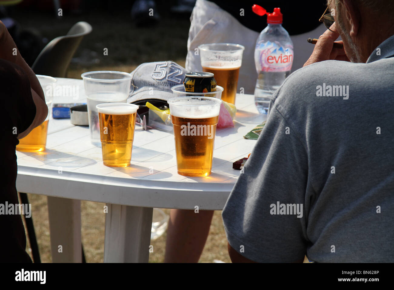 La birra e le bevande in bicchieri di plastica per la salute e per ragioni di sicurezza. Foto Stock