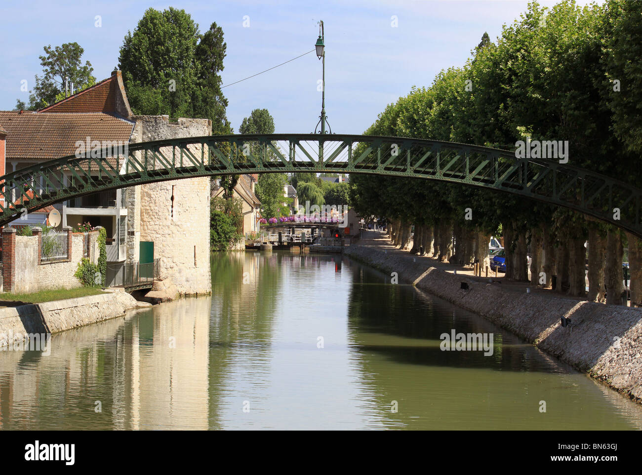 Pont iridata con la parte superiore del canale di briare con la sua serratura con Montargis Foto Stock