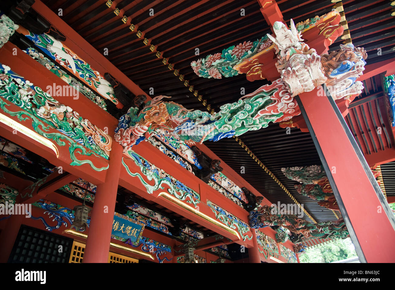 Il Tempio Yakuoin, ufficialmente conosciuta come Takaosan Yakuoin Yukiji è situato presso la vetta del Monte Takao. Foto Stock