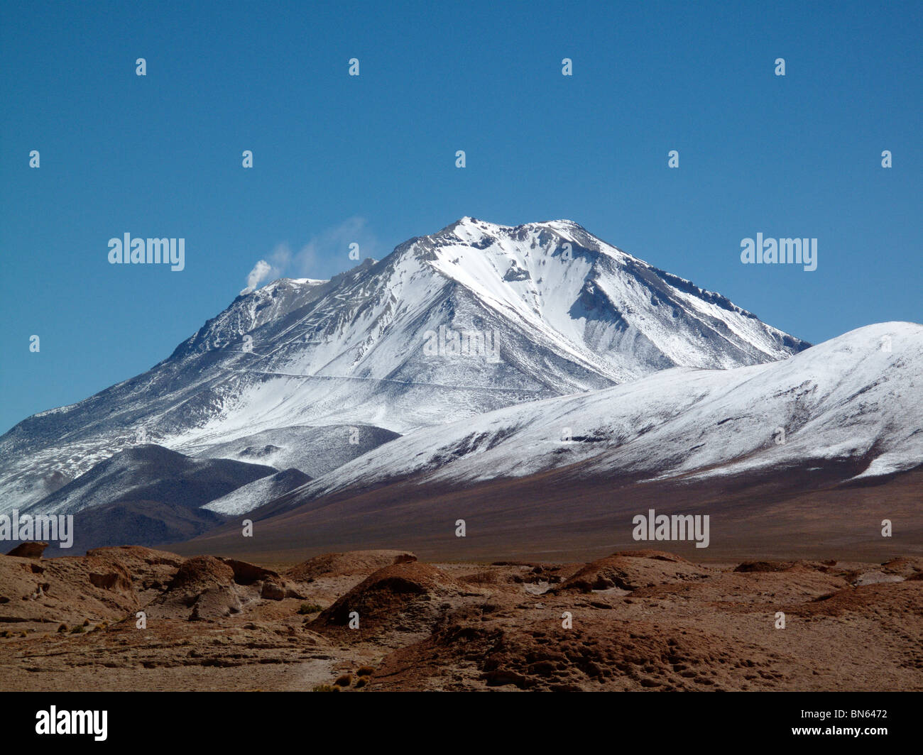 Il vulcano attivo Ollague sul confine tra il Cile e la Bolivia e vicino al Salar de Uyuni Foto Stock