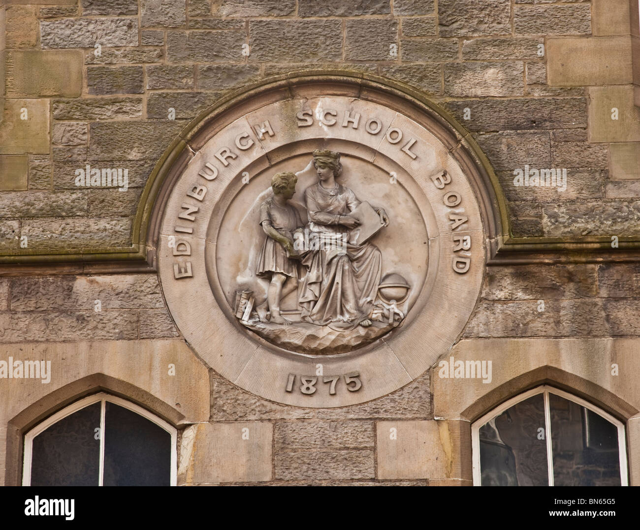 La placca della Edinburgh School Board sulla parete di una vecchia scuola primaria, ora una residenza privata, in Dean Village Edimburgo. Foto Stock
