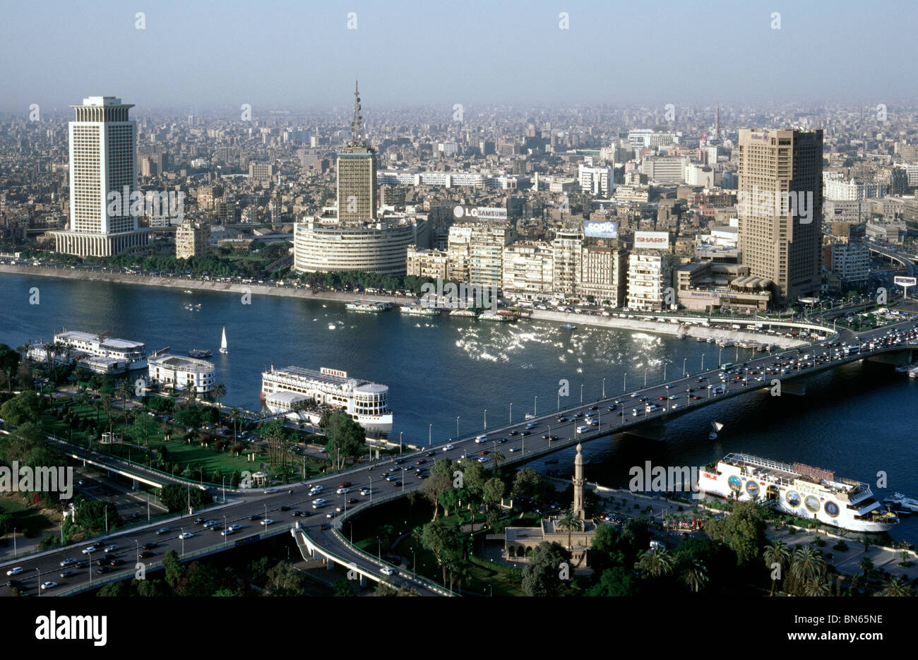 Il traffico pesante che attraversa il fiume Nilo su 6th-di-ottobre ponte in centro al Cairo. Foto Stock