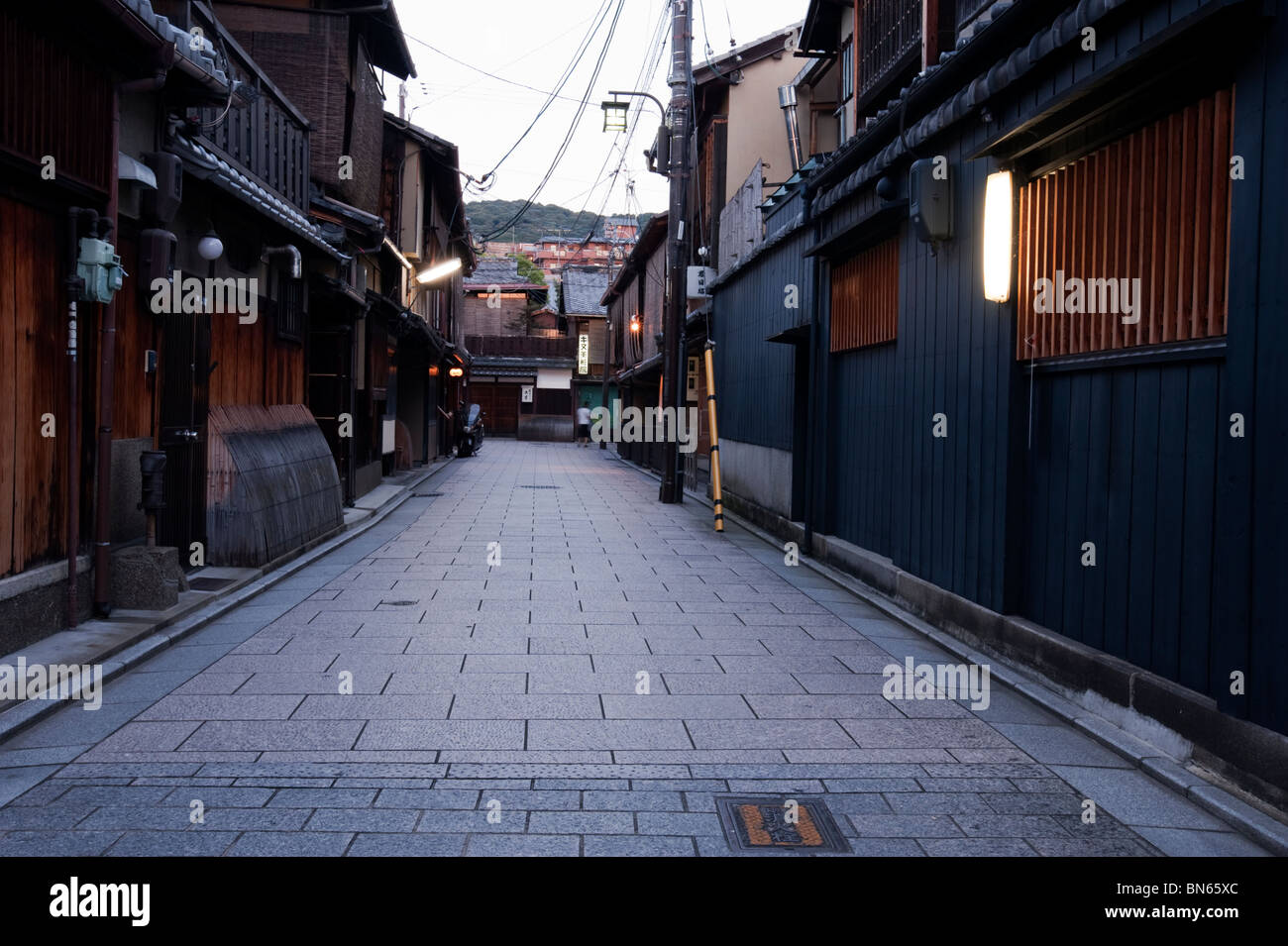 Le strade di Gion - Kyoto più famose geisha trimestre - al crepuscolo estivo. Foto Stock