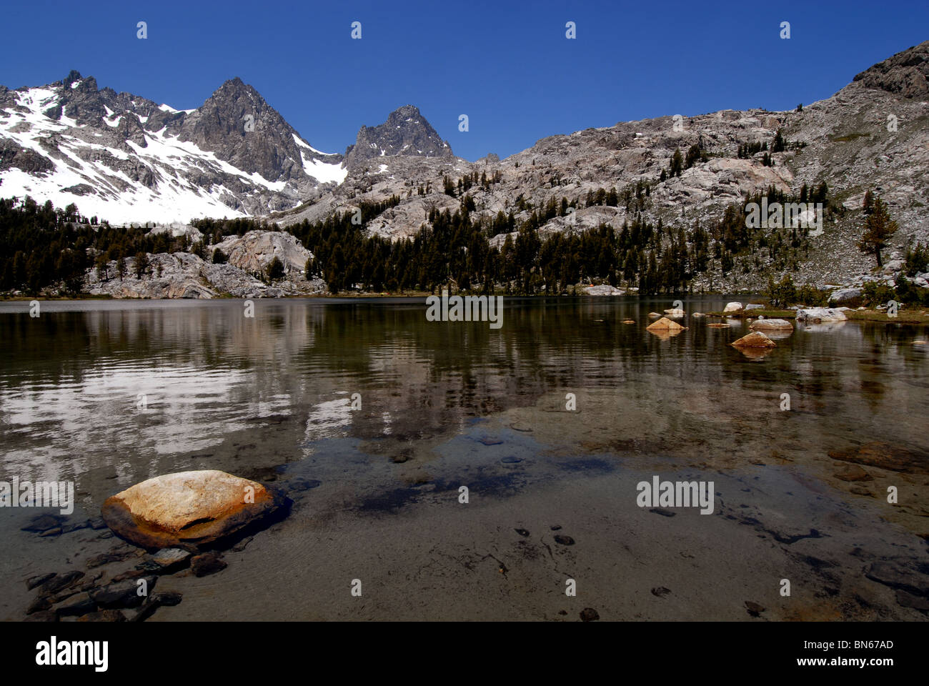 California ediza lago di montagna montagne Monte ritter banner peak John Muir deserto californiano orientale sierra nevada usa Foto Stock