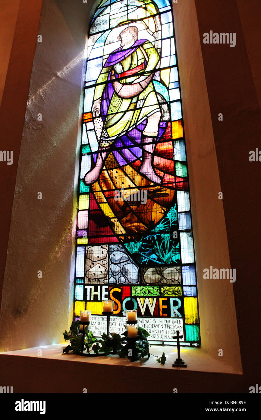 La luce del sole splende attraverso un bellissimo colorate in vetro colorato la finestra della chiesa REGNO UNITO Foto Stock