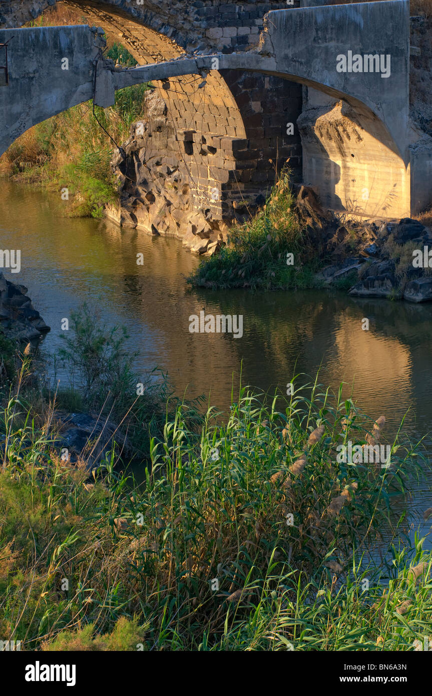 Jisr el-Majami o Jisr al-Mujamieh antico ponte di pietra, forse di origine romana, sul fiume Giordano al confine tra Israele e Giordania Foto Stock