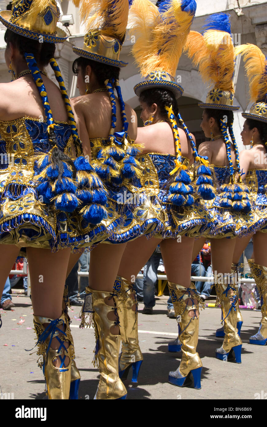 Oruro carnevale . Le donne indossano danza , alta stivali, Bowler Hats e corto abiti ricamati . Foto Stock