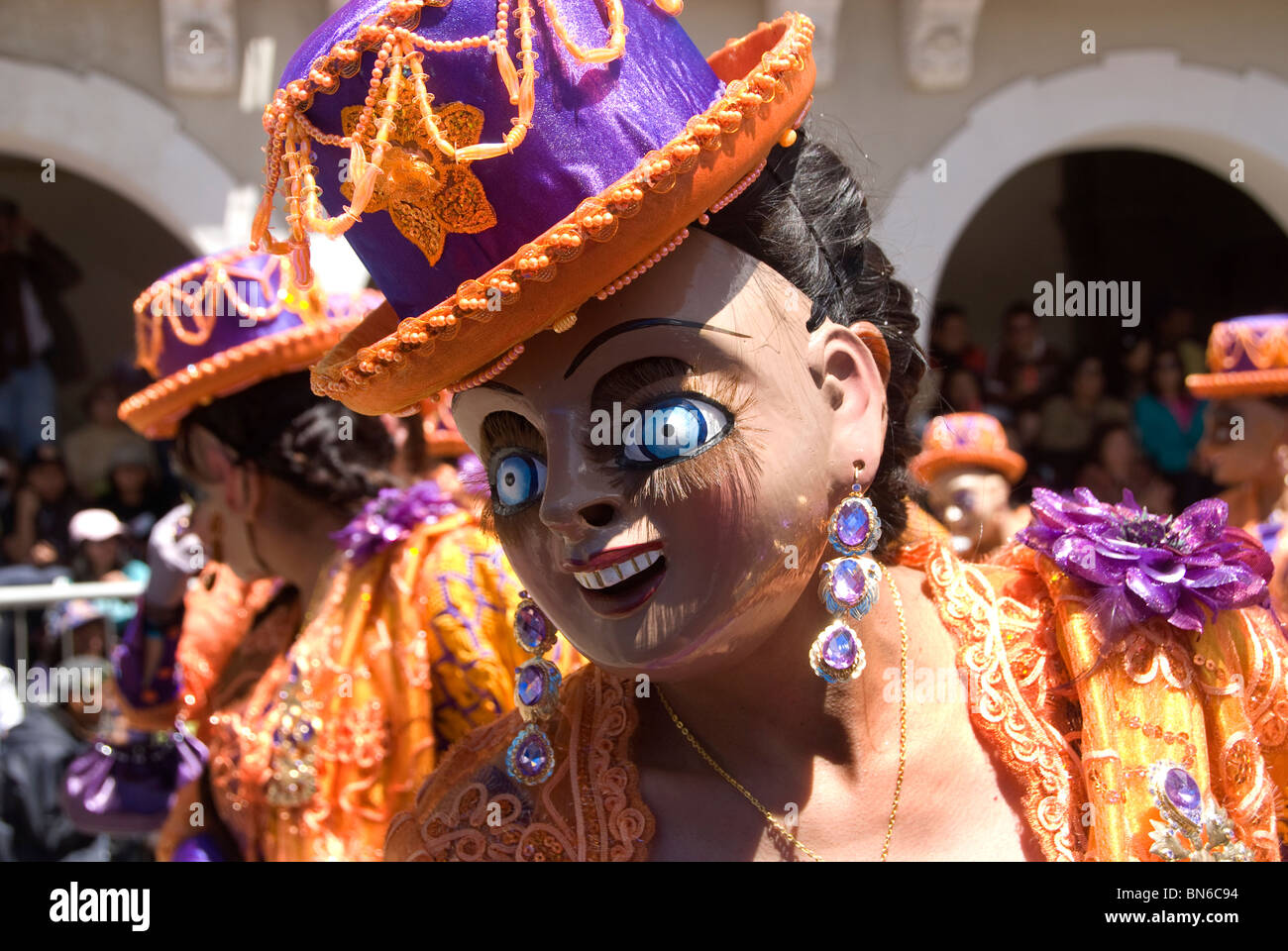 I partecipanti a Oruro carnevale . Donne che indossano maschere e Bowler Hats con abiti ricamati e grandi orecchini Foto Stock