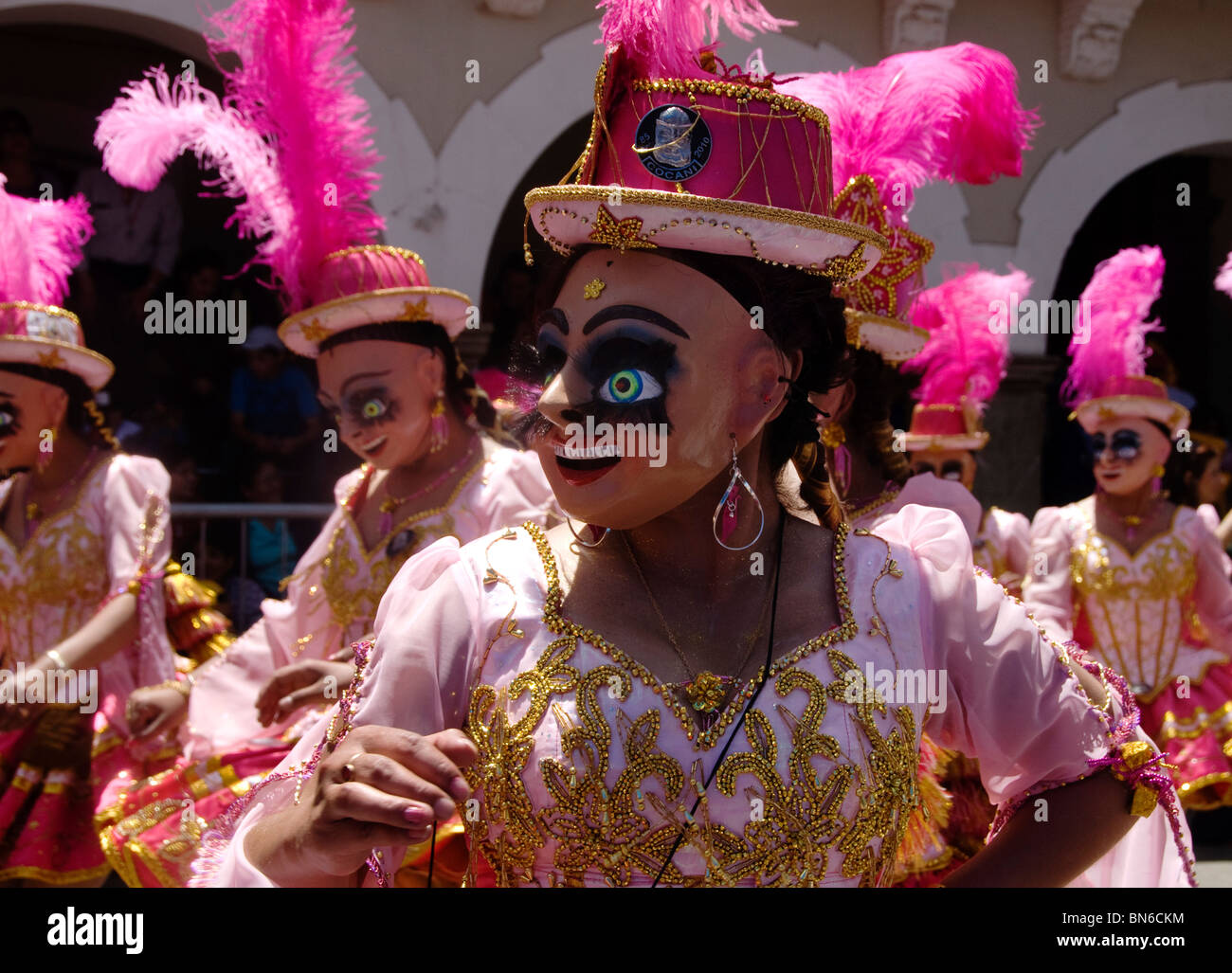 I partecipanti a Oruro carnevale . Donne che indossano maschere e Bowler Hats con piume e abiti ricamati Foto Stock