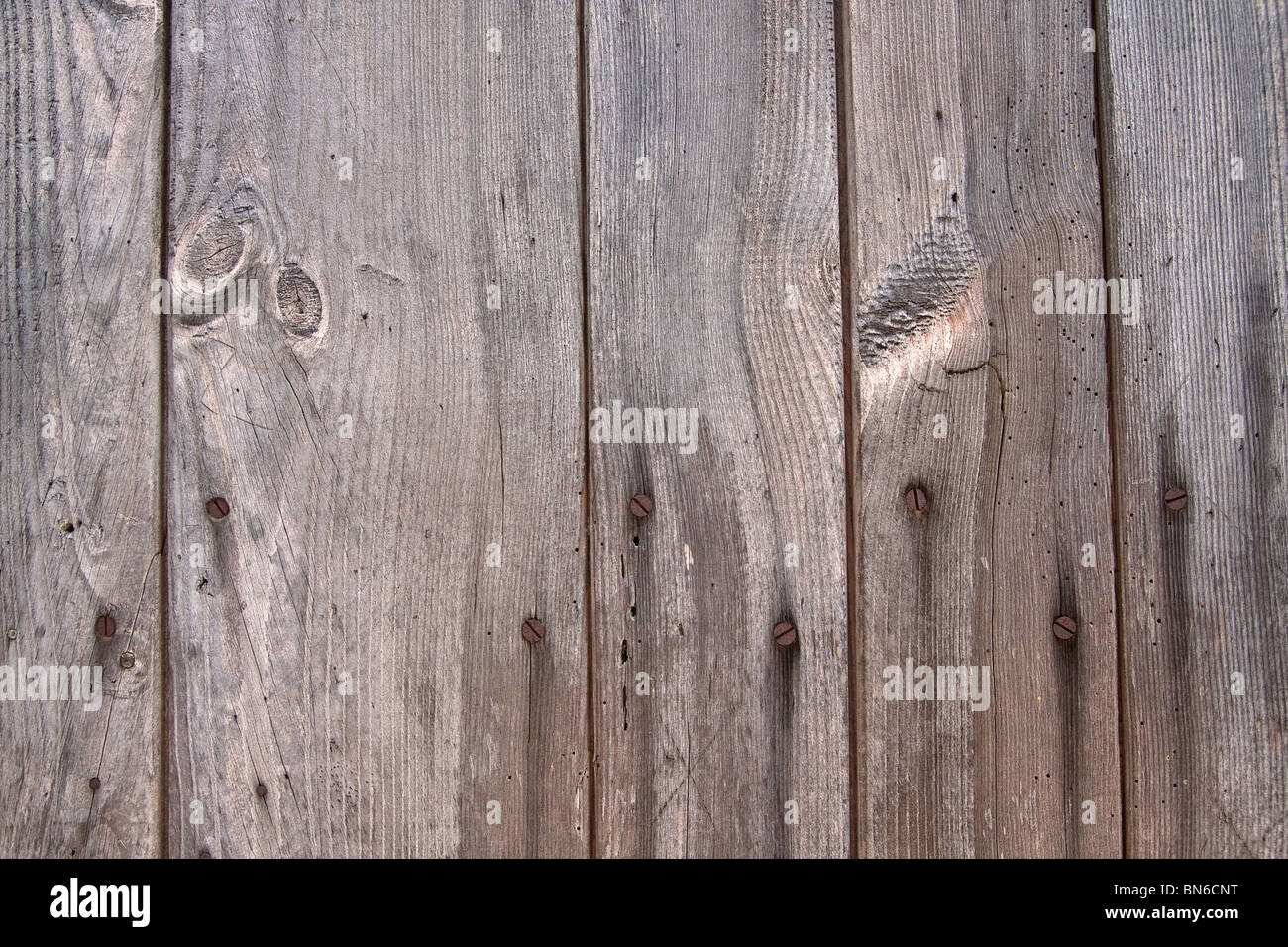 Vecchie tavole di legno e chiodi arrugginiti Foto Stock