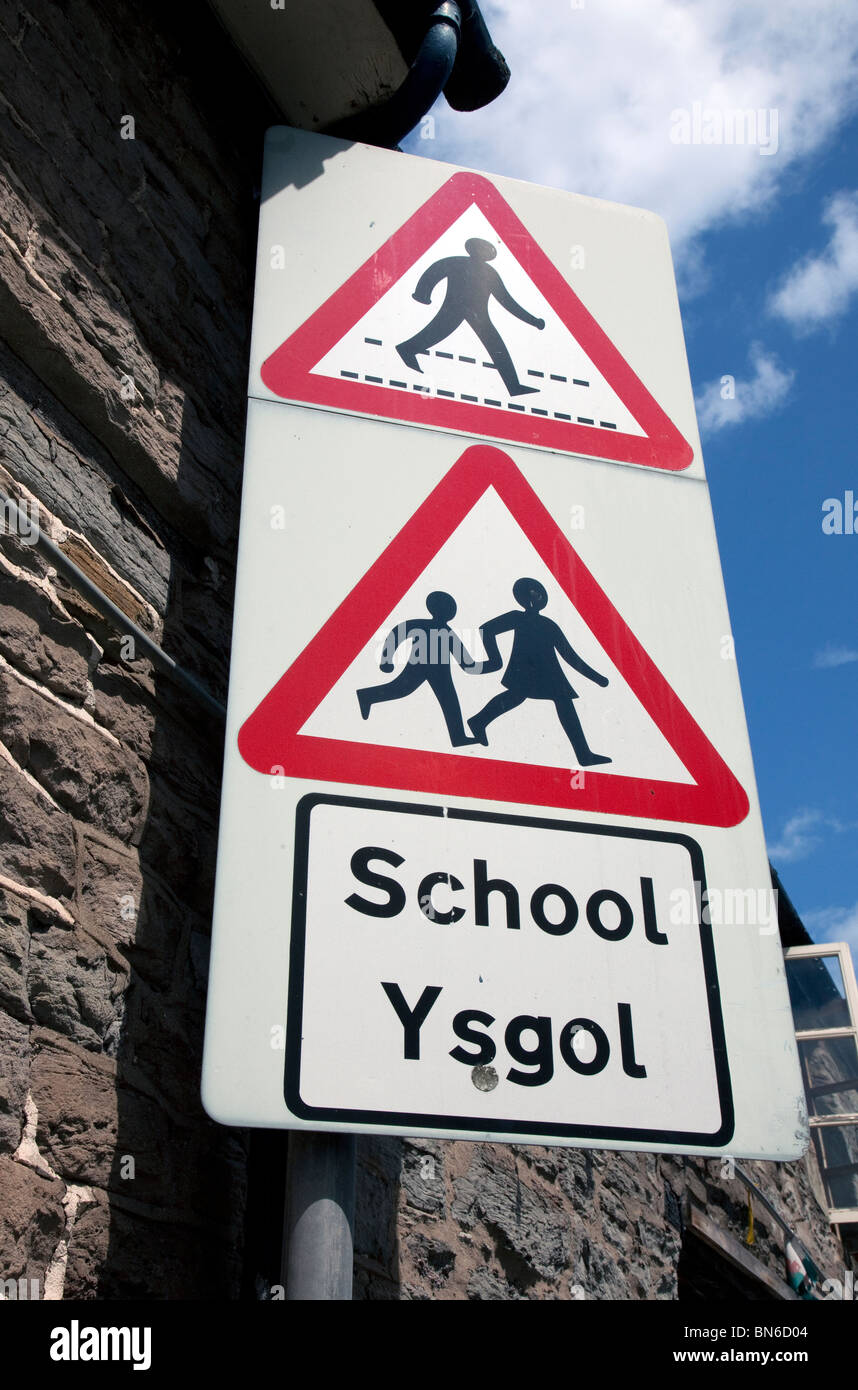Scuola sign in inglese e gallese in città di confine Foto Stock