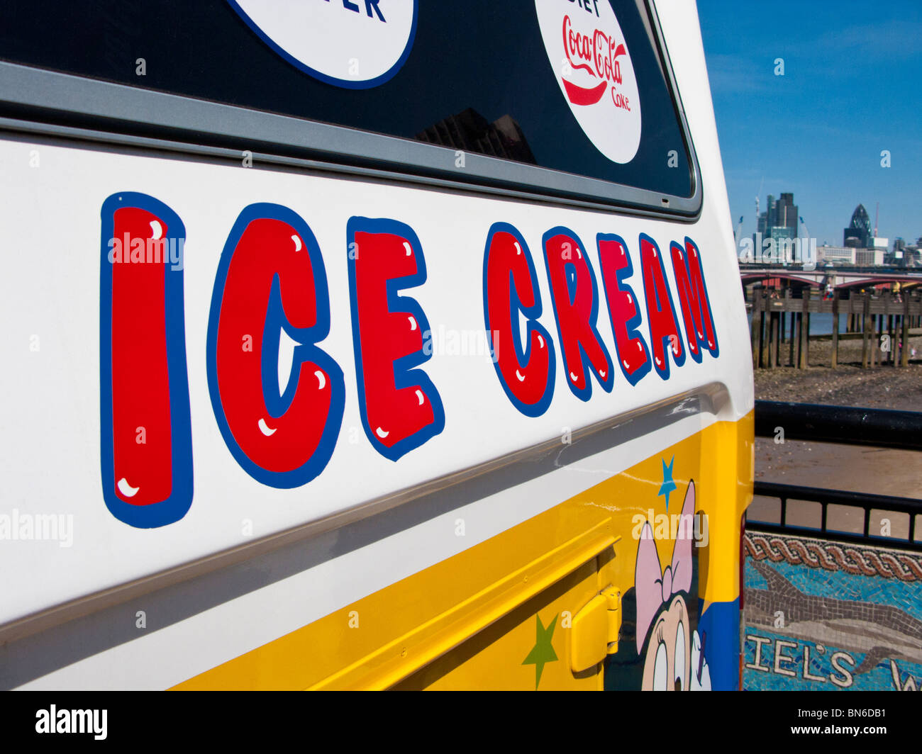 Ice Cream Van con Gherkin edificio in background, London, Regno Unito Foto Stock